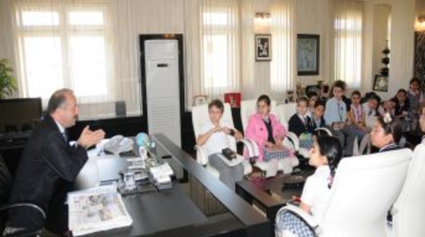 &Ouml;ğrenciler sosyal bilgiler dersini Başkan Akg&uuml;l&rsquo;&uuml;n makamında yaptı