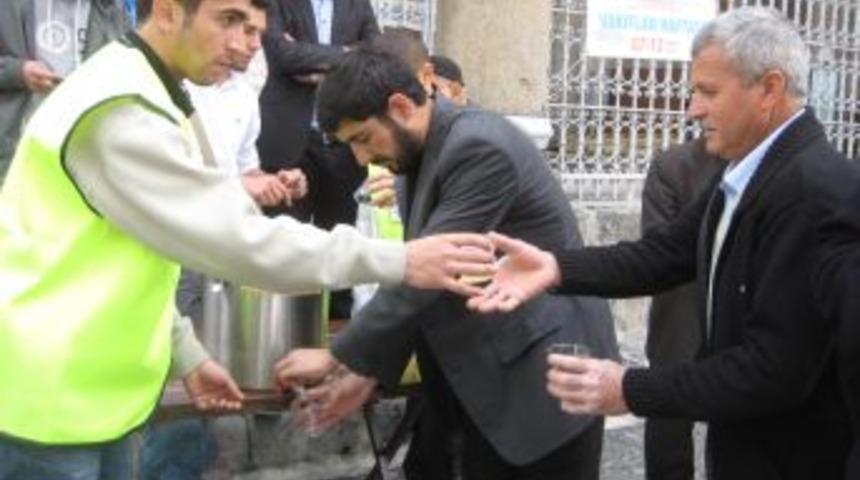 Vakıflar Haftası'nda vatandaşlara bal şerbeti ikram edildi