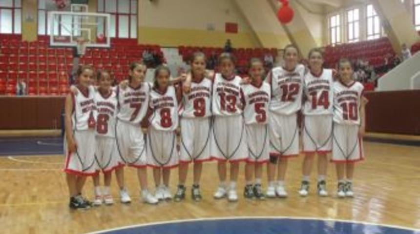 &Ccedil;anakkaleli K&uuml;&ccedil;&uuml;k Basket&ccedil;iler Şampiyonluğa G&ouml;z Dikti