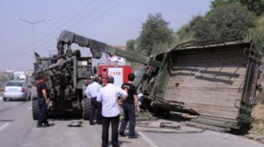 Kurtarıcının halatı koptu, &ccedil;ekilen askeri ara&ccedil; takla attı