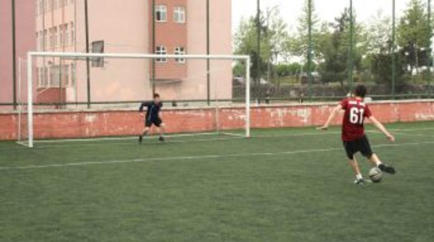 Trabzon&rsquo;da liselerarası penaltı turnuvası başladı