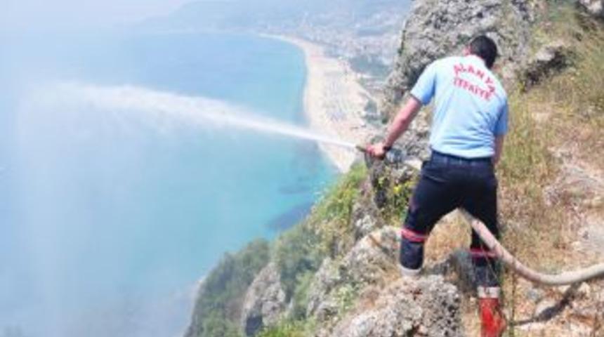 Tarihi Alanya Kalesi&rsquo;nde &ccedil;ıkan yangın korkuttu