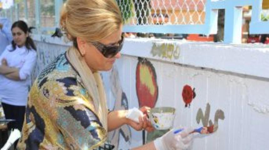 &Ouml;ğrenciler şenlikle okul duvarlarını boyadı