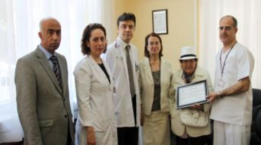 Emekli &ouml;ğretmen hastaneye kan gazı &ouml;l&ccedil;&uuml;m cihazı bağışladı