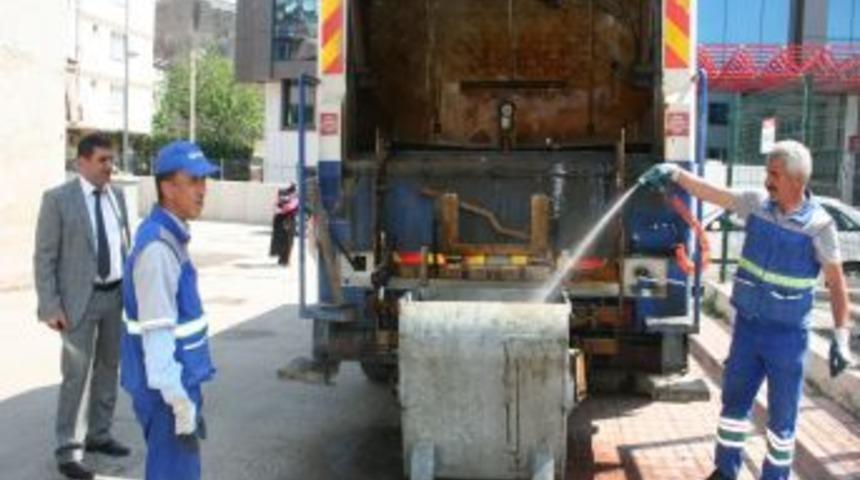 &Ccedil;&ouml;p konteynerleri dezenfekte ediliyor