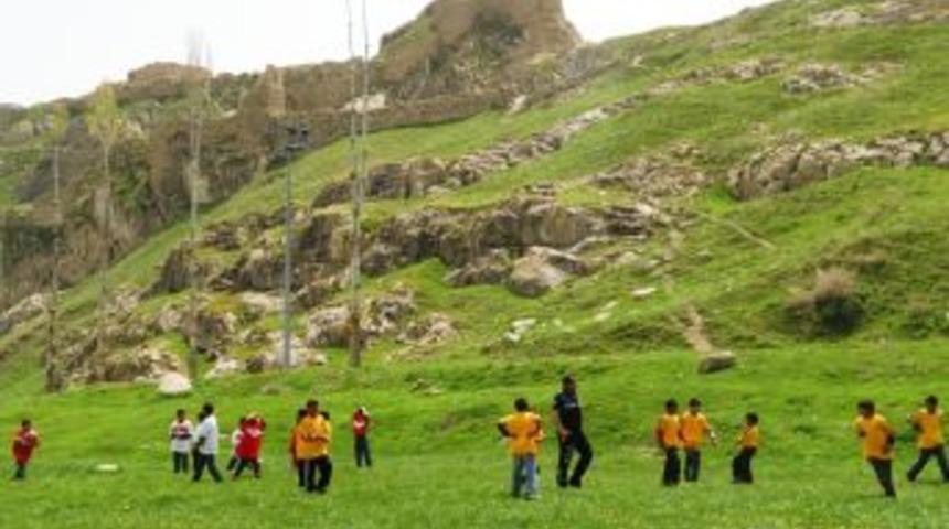 Depremzede &Ccedil;ocuklara Van Kalesi Gezisi