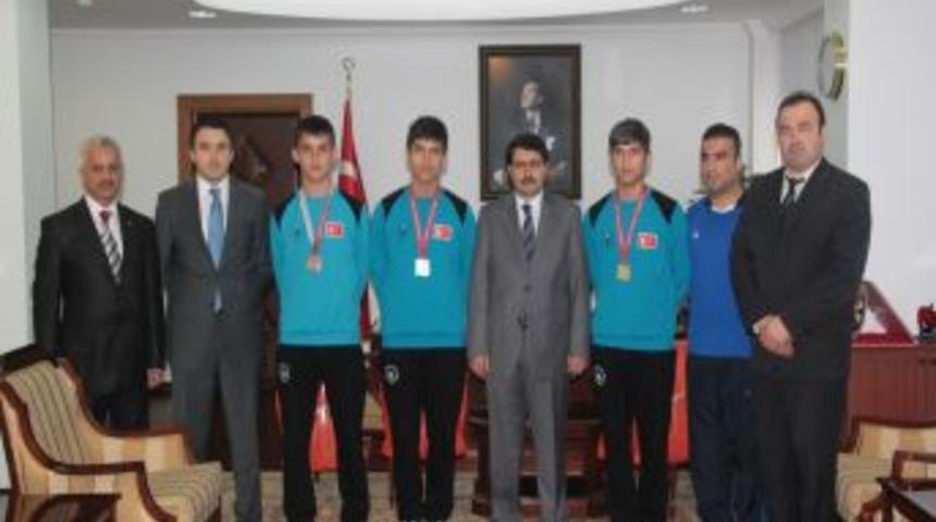 G&uuml;reş&ccedil;iler Vali Şahin'i Makamında Ziyaret Etti