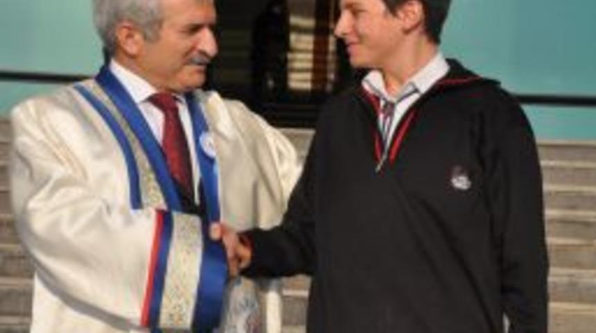 Cemil &Ccedil;i&ccedil;ek&rsquo;in koltuğuna oturan &ouml;ğrenciye medeni cesaret &ouml;d&uuml;l&uuml;