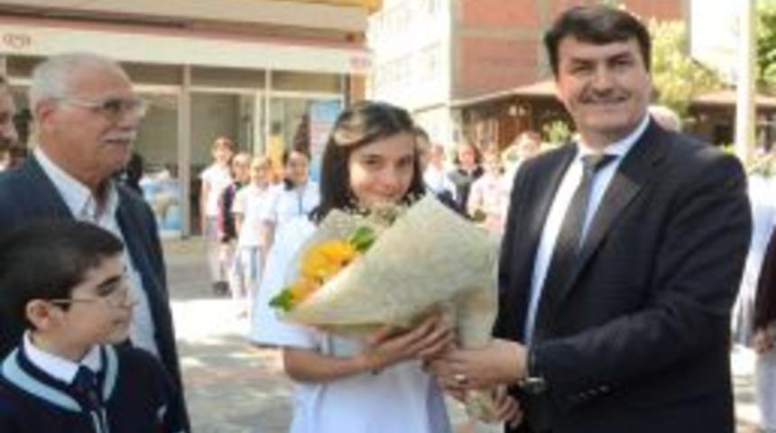 &Ouml;ğrencilerden D&uuml;ndar'a &Ccedil;i&ccedil;ekli Karşılama