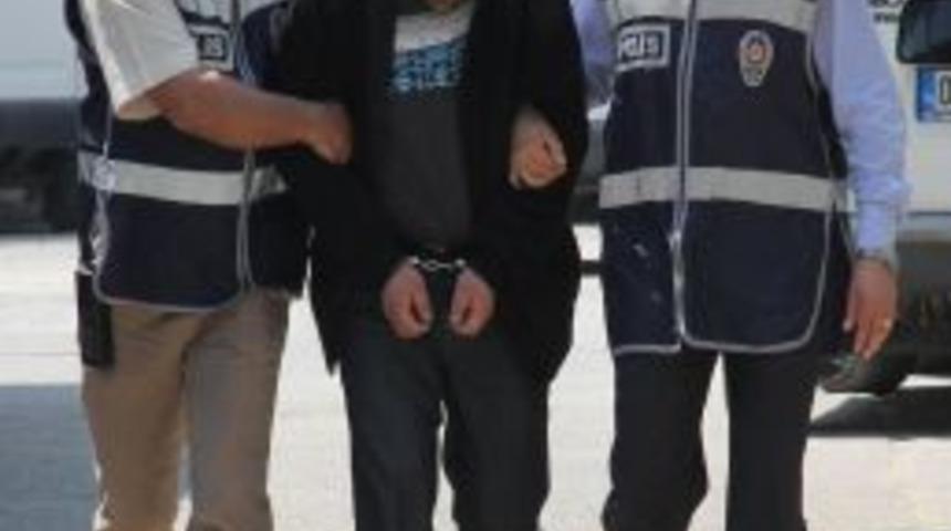 Eşine Ve &Ccedil;ocuklarına K&uuml;freden Babasını &Ouml;ld&uuml;rd&uuml;