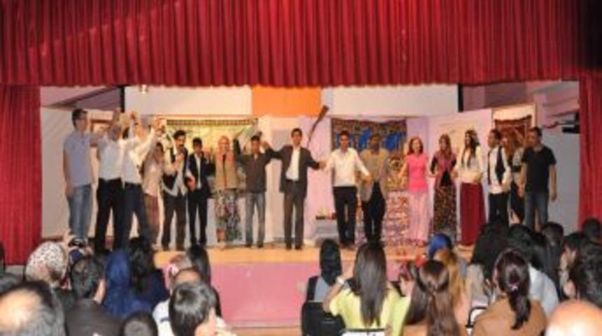 &Ouml;ğretmenlerden Tiyatro G&ouml;sterisi