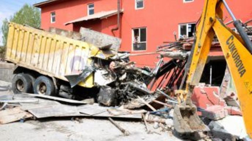 Virajı Alamayan Kamyon Camiye &Ccedil;arptı: 2 &Ouml;l&uuml;, 4 Yaralı