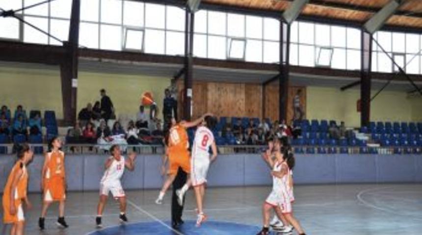 Yıldız Basketbolcular D&uuml;zce'de
