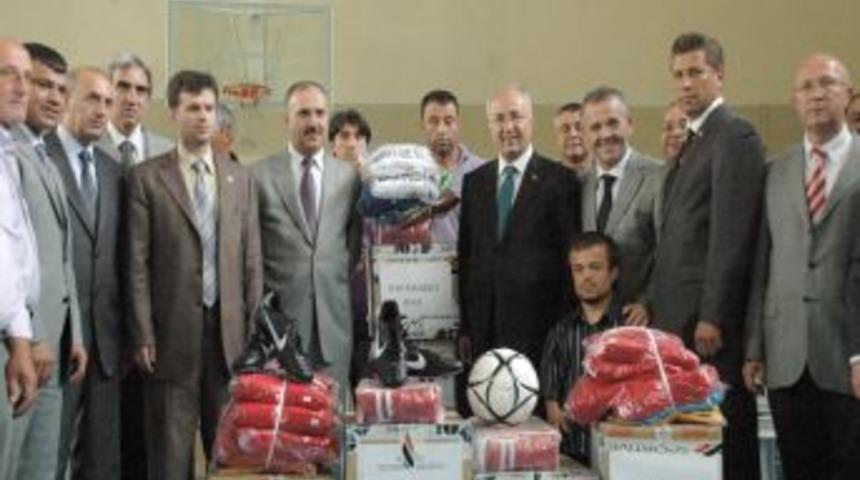 &Ouml;zel İdare'den amat&ouml;r futbol takımlarına malzeme yardımı