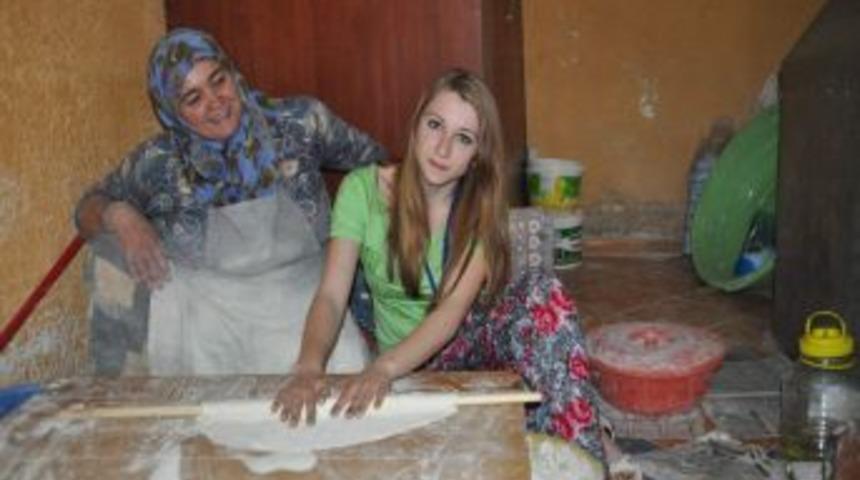 Romen &ouml;ğrenciler T&uuml;rk k&uuml;lt&uuml;r&uuml;n&uuml; &ouml;ğreniyor