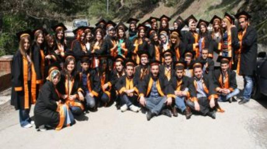 Yozgat Bozok &Uuml;niversitesi'nden Mezun Olan &Ouml;ğrenciler Topluca Hatıra Fotoğrafı &Ccedil;ekindi