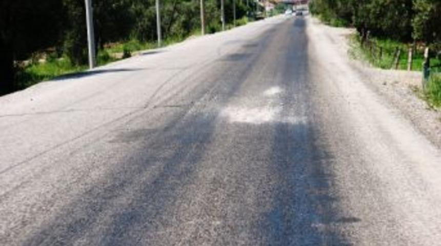 Sıcaklar arttı, Burhaniye&rsquo;de asfalt yollar erimeye başladı