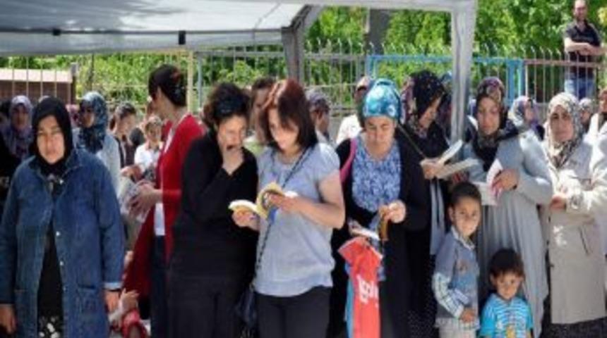 Kitap Sevgisi &Ccedil;ığ Gibi B&uuml;y&uuml;yor