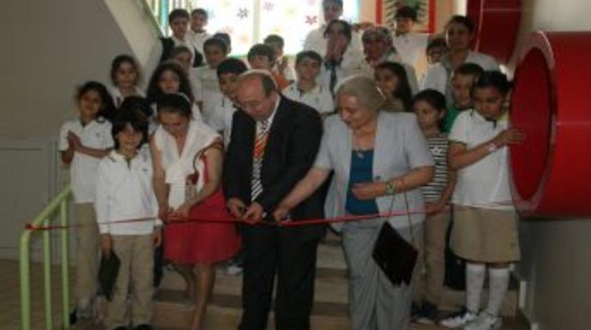 10 Yaşındaki &Ouml;ğrenci İlk Resim Sergisini A&ccedil;tı