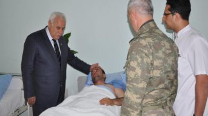 Vali &Ccedil;olak, hastanede yaralı Mehmet&ccedil;ikleri ziyaret etti