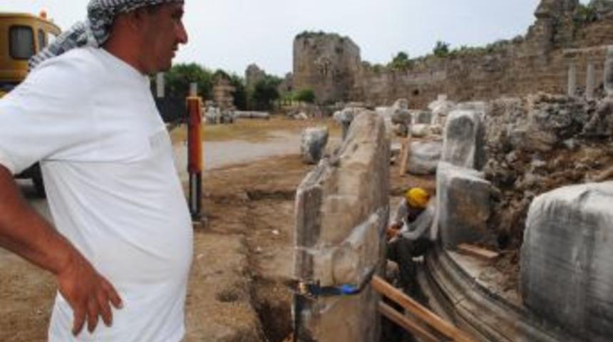 64 yıl &ouml;nce bulunan Tyche Tapınağı'nı ayağa kaldırma &ccedil;alışması başladı