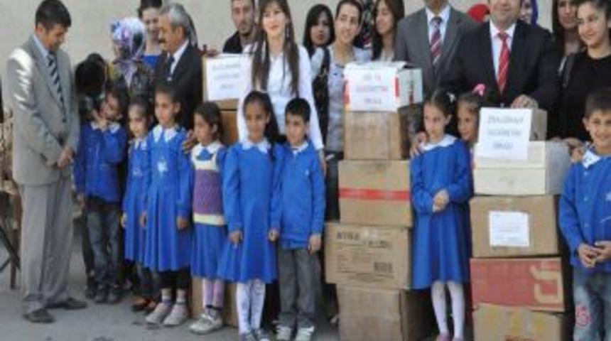 &Uuml;niversite &Ouml;ğrencileri, 8 Okula Kitap Yardımında Bulundu