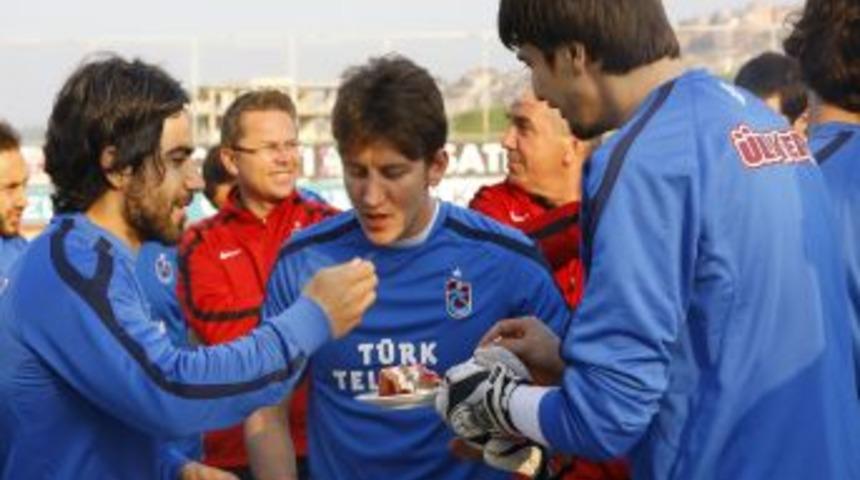 Trabzonspor'da Ferhat'ın doğum g&uuml;n&uuml; kutlandı