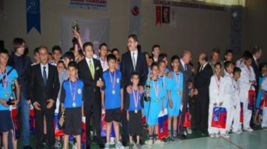 Sokak yıldızları, &ouml;d&uuml;llendirildi