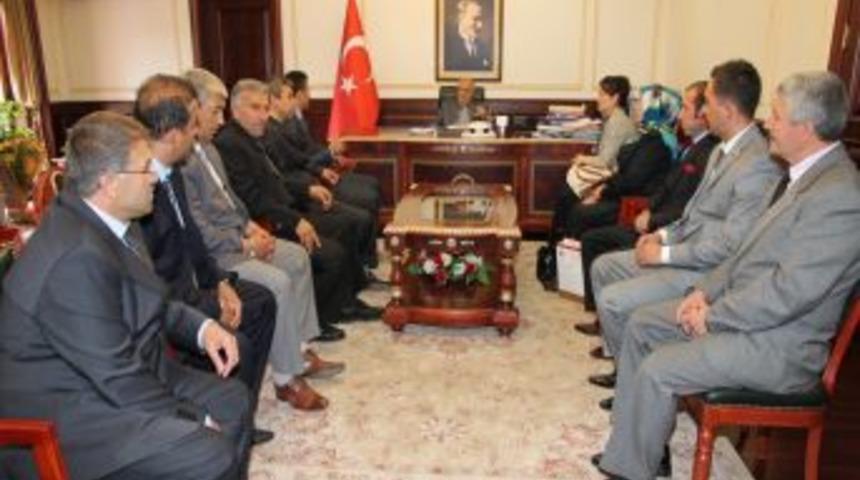 AK Parti Yozgat il teşkilatı &uuml;yeleri, Vali Şent&uuml;rk&rsquo;&uuml; ziyaret etti