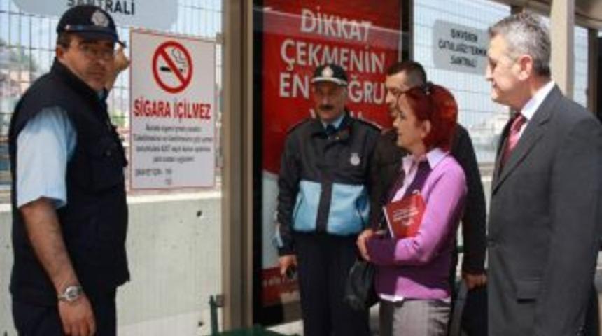 Otob&uuml;s Duraklarına Sigara İ&ccedil;ilmez Levhası Asıldı