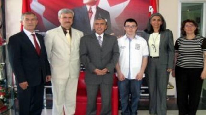 Burhaniye'de Şampiyon &Ouml;ğrenciye Kaymakam &Ouml;d&uuml;l&uuml;