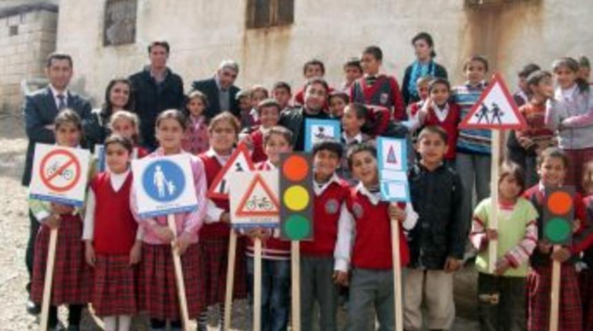 &Uuml;niversite Gen&ccedil;liğinden 'hep Birlikte Trafiğe &Ccedil;ıkıyoruz' Projesi