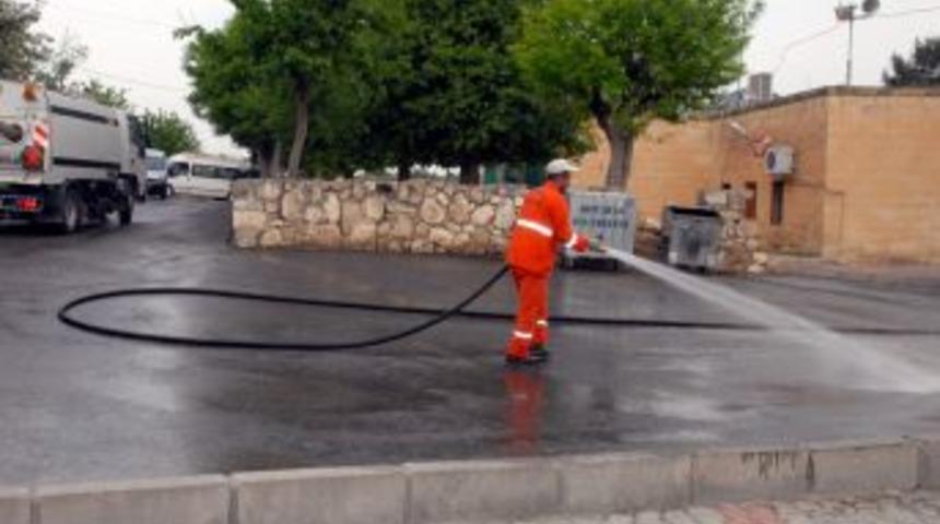 Abuzer Gaffari T&uuml;rbesi'nin &Ccedil;evresi Temizleniyor