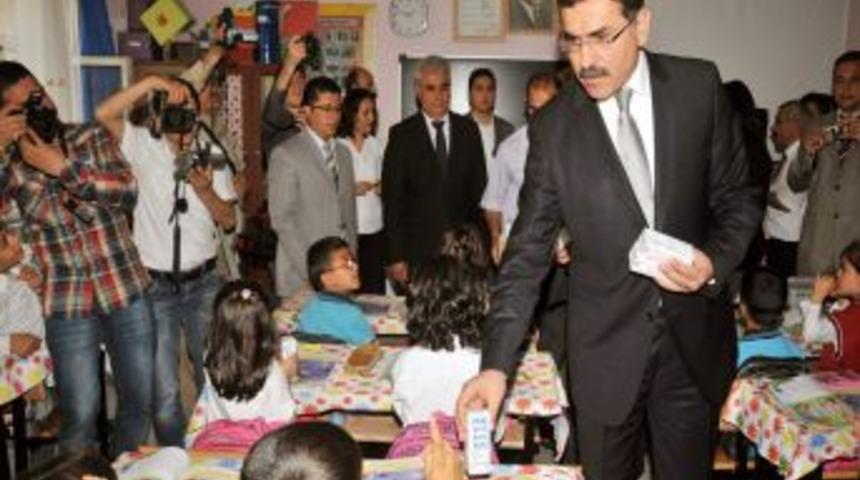 Batman Valisi Turhan &Ouml;ğrencilere Dağıtılan S&uuml;tten İ&ccedil;ti