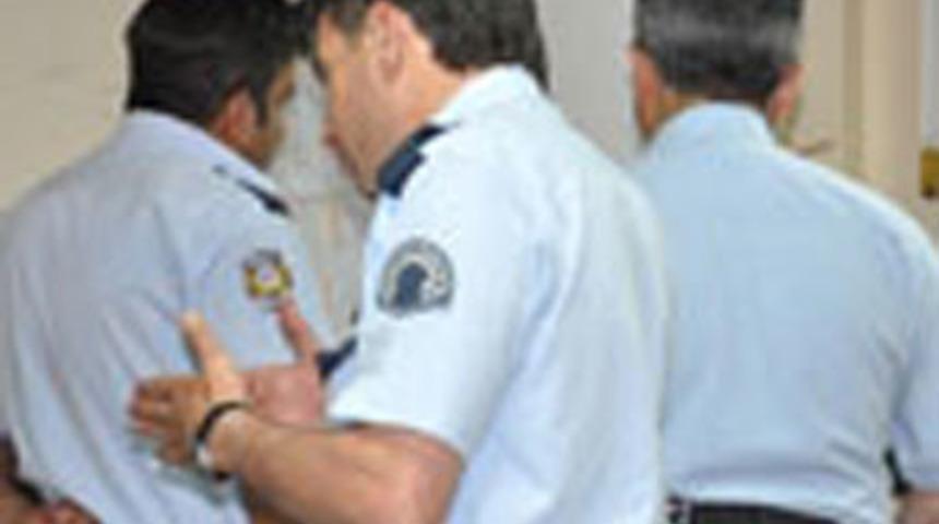 Köylüler polisleri dövdü