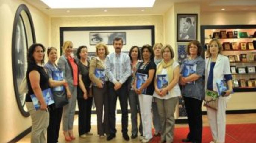 Başkan Tatı'ya Kadınlar Rozet Taktı