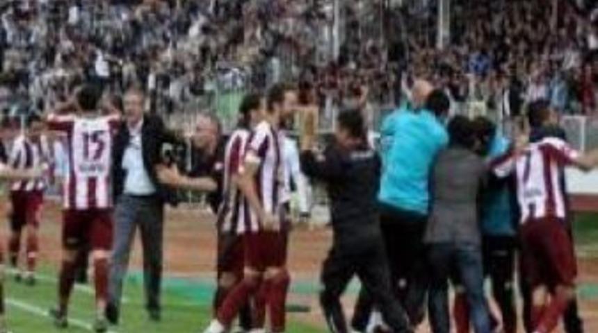 Şampiyonluk gecesinde B&uuml;lent Serttaş s&uuml;rprizi