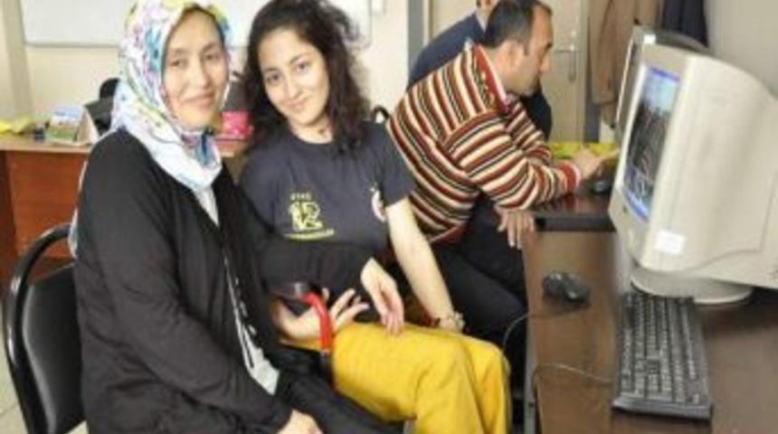 Engelleri Ko-Mek'te Annesiyle Aşıyor