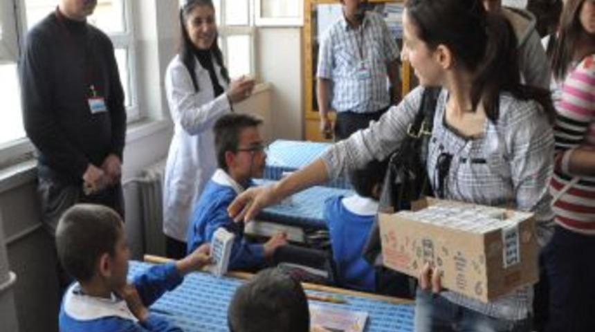 &Uuml;niversiteli &Ouml;ğrenciler, İlk&ouml;ğretim &Ouml;ğrencilerine S&uuml;t Dağıttı