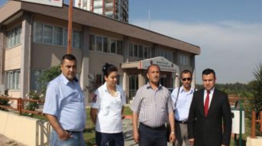 Sedyeden kalkıp bayan sağlık &ccedil;alışanına saldırdı