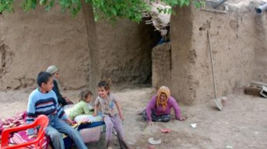 Kocası ikinci evlilik yapan &ouml;z&uuml;rl&uuml; anne, 10 &ccedil;ocuğu ile ortada kaldı