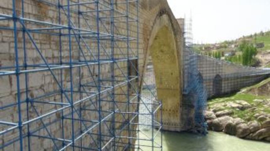 K&uuml;&ccedil;&uuml;k rehber, k&ouml;pr&uuml; restorasyonun bitmesini bekliyor