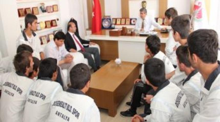 Şampiyon gen&ccedil;lere Kaymakam, 'Safahat' hediye etti