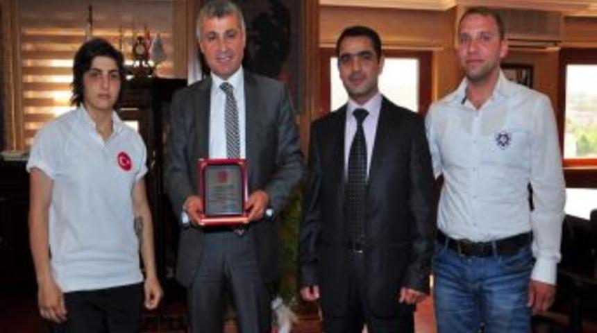 Avşar Spor Kul&uuml;b&uuml;nden Başkan S&ouml;zen'e Plaket