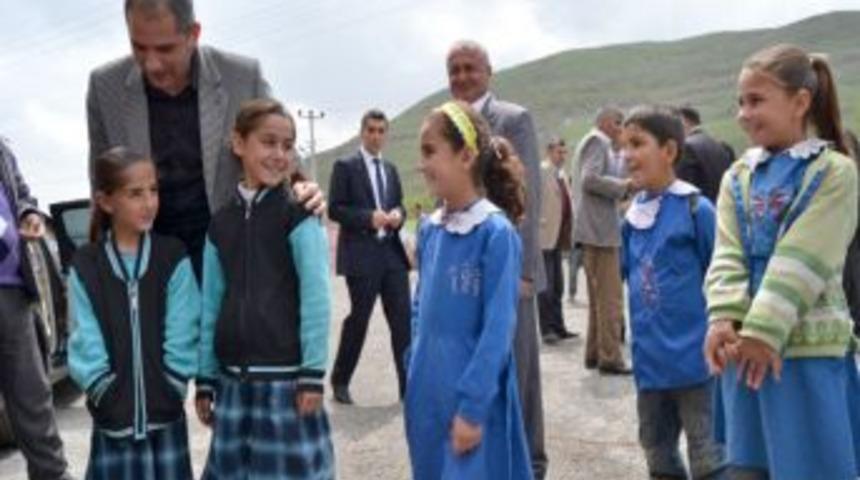 Kaymakam ve ekibi k&ouml;y k&ouml;y dolaşıp kızları eğitime kazandırıyor