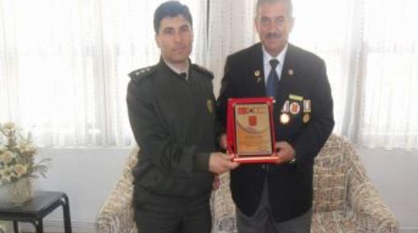 Salihli Gaziler Derneği Plaket Verdi