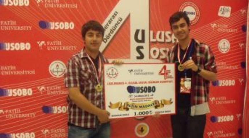 &Ouml;zel &Ouml;zcan Koleji USOBO'da altın madalya kazandı