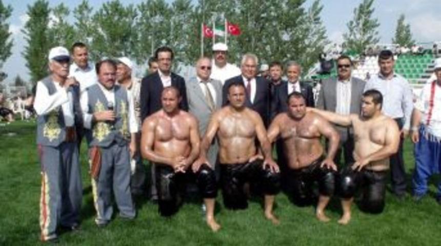 Salihli'de Yağlı Pehlivan G&uuml;reşleri D&uuml;zenlendi