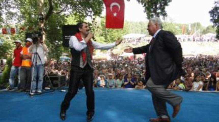 Sart Beldesinde Coşkulu Kutlama