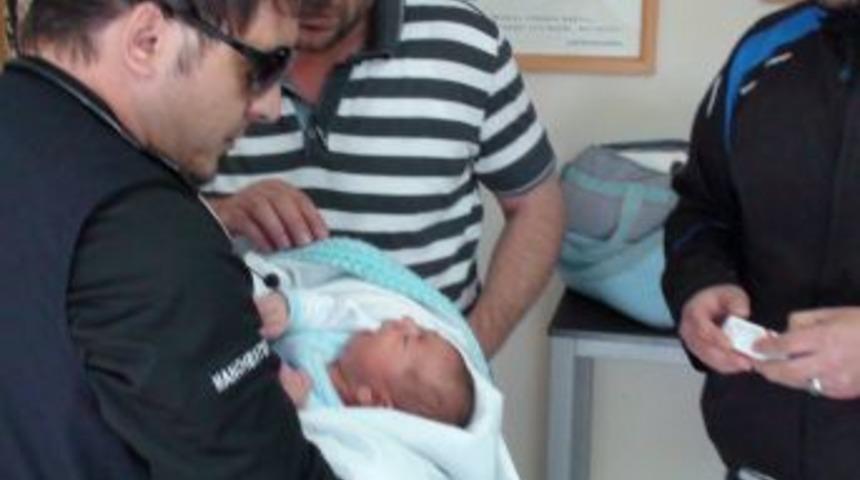 Karakol &ouml;n&uuml;ne bırakılan bebeğe polis sahip &ccedil;ıktı